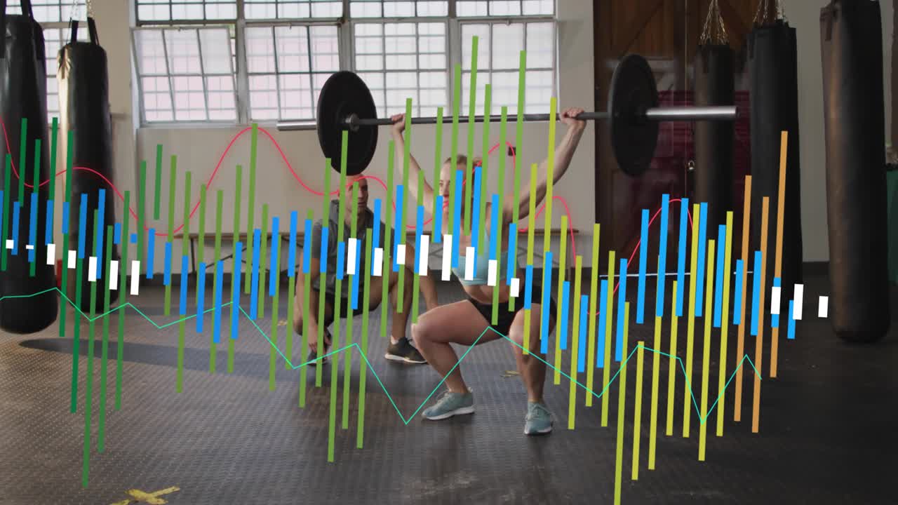 Atleta de academia ajustando a pegada, treinador supervisionando o agachamento overhead enquanto barras de dados crescentes monitoram