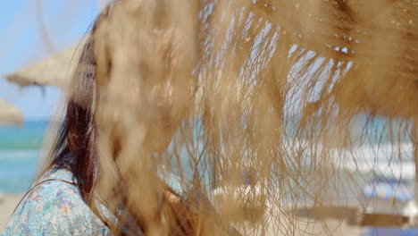 Sonriente-Jovencita-Bonita-Junto-A-Una-Sombrilla-De-Playa