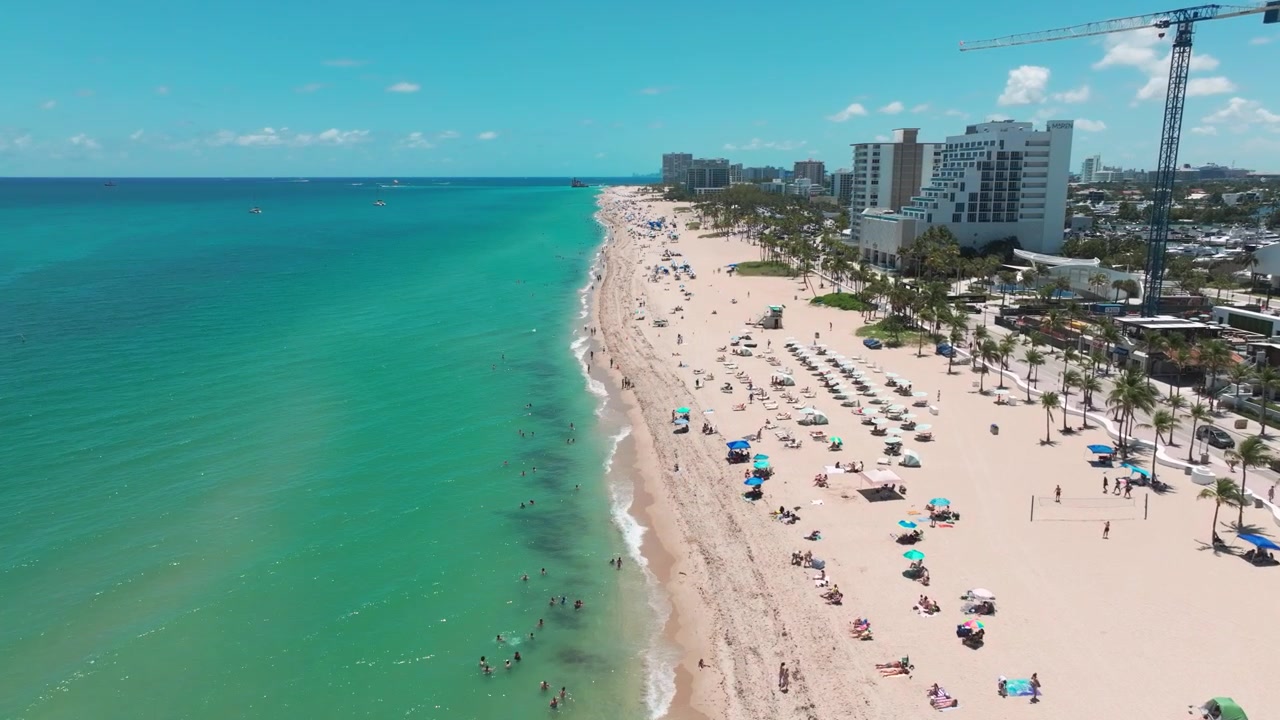 Toma de dron sobre las aguas turquesas de la playa Las Olas en Fort Lauderdale, Florida.