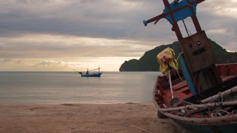 Dolly-Aufnahme-Eines-Thailändischen-Fischerbootes-Am-Strand-Bei-Sonnenaufgang