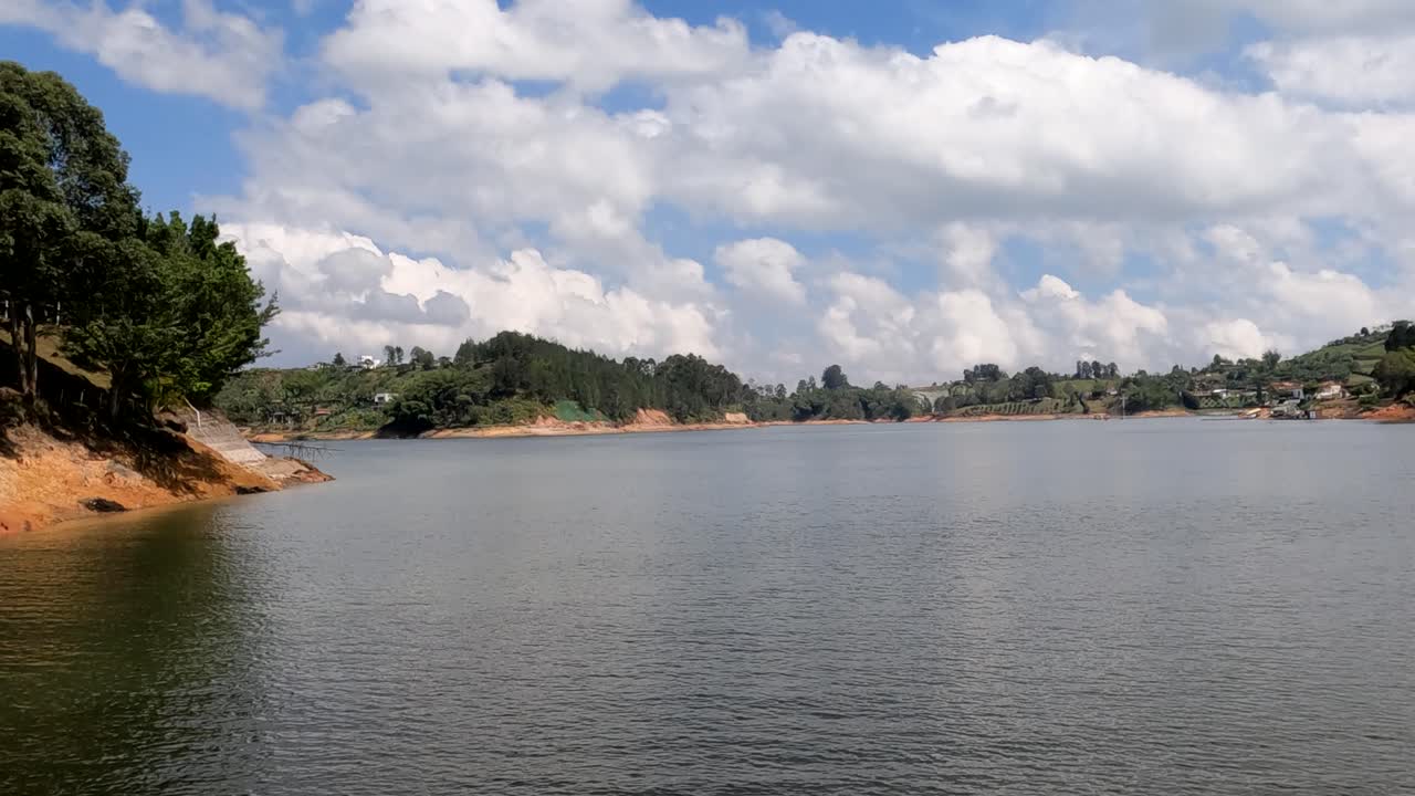 은 여름 날, 콜롬비아의 과타페 호수에서 항해