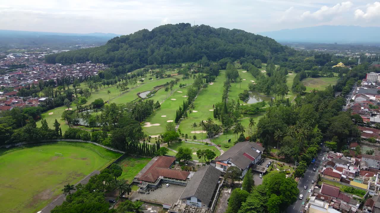 Toma de dron que revela Borobudur International Golf