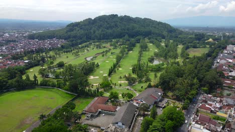 reveló una toma de un avión no tripulado del golf internacional de borobudur