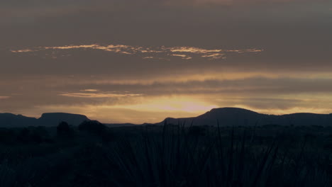 Timelapse-of-a-sunrise-between-the-mountains-of-the-beautiful-valleys-of-Tequila-Jalisco,-Mexico