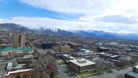 Vista-Aérea-De-Las-áreas-Urbanas-Del-Centro-De-Salt-Lake-City-Con-Las-Montañas-A-Lo-Lejos