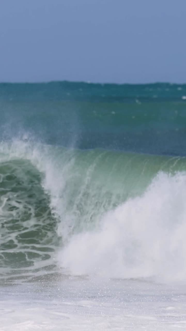 grandes olas que se estrellan en las duras condiciones de las olas del océano pacífico