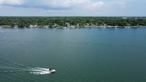 Barco-De-Pesca-En-El-Río-Detroit-Cerca-De-Grosse-Ile,-Trenton-Michigan,-EE.UU.