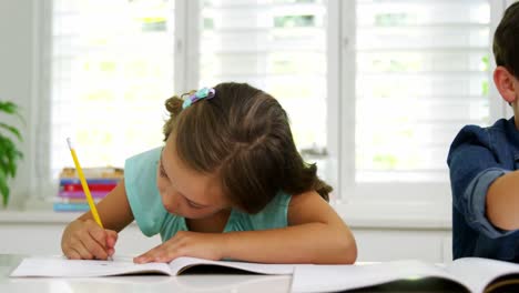 dos niños haciendo tareas juntos