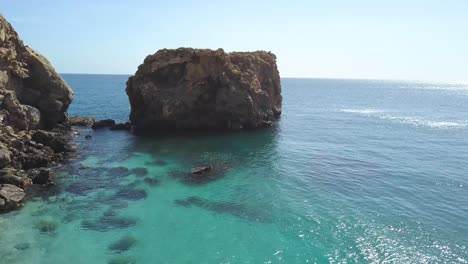 Tiro-Inclinado-Hacia-Arriba-De-Una-Gran-Roca-Cerca-De-La-Costa-En-El-Mar-Mediterráneo