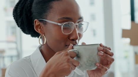 Mujer-Negra-Con-Gafas-En-La-Oficina-Bebe-Té