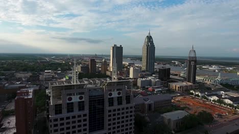 AERIAL:-Push-in-towards-Mobile,-Alabama