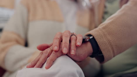 manos, apoyo y un primer plano de una pareja de mayores