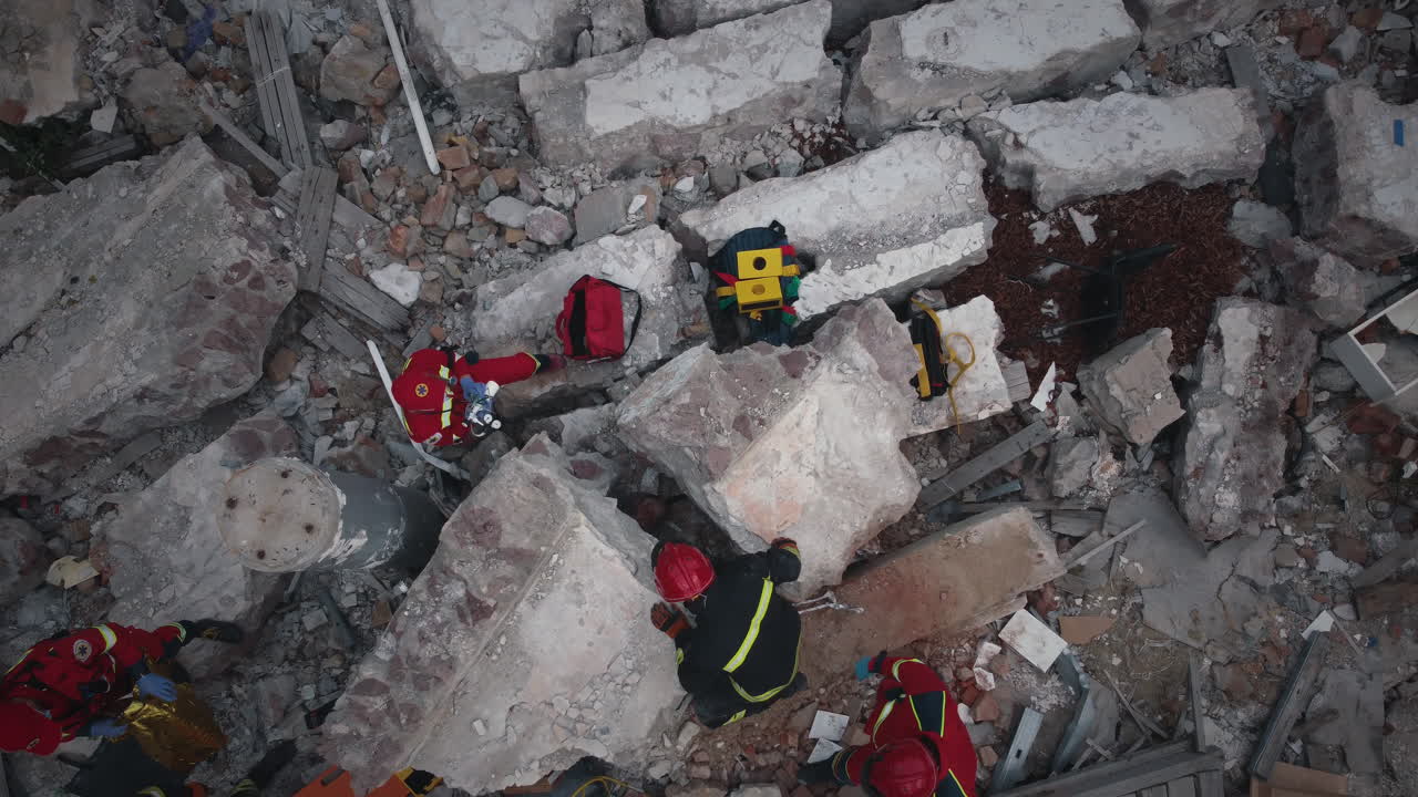 спасательная операция на месте обрушения здания