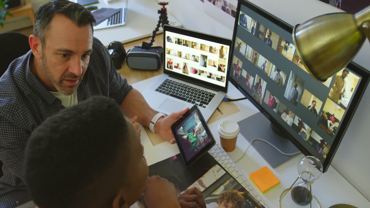 diseñadores gráficos masculinos y femeninos discutiendo sobre fotos en la computadora 4k