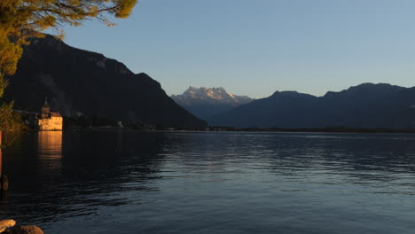 Statische-Aufnahme-über-Dem-Schloss-Chillon-Während-Der-Goldenen-Stunde