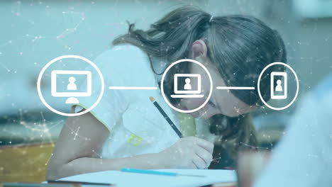 animación de una red de iconos digitales contra una niña caucásica que estudia en clase en la escuela