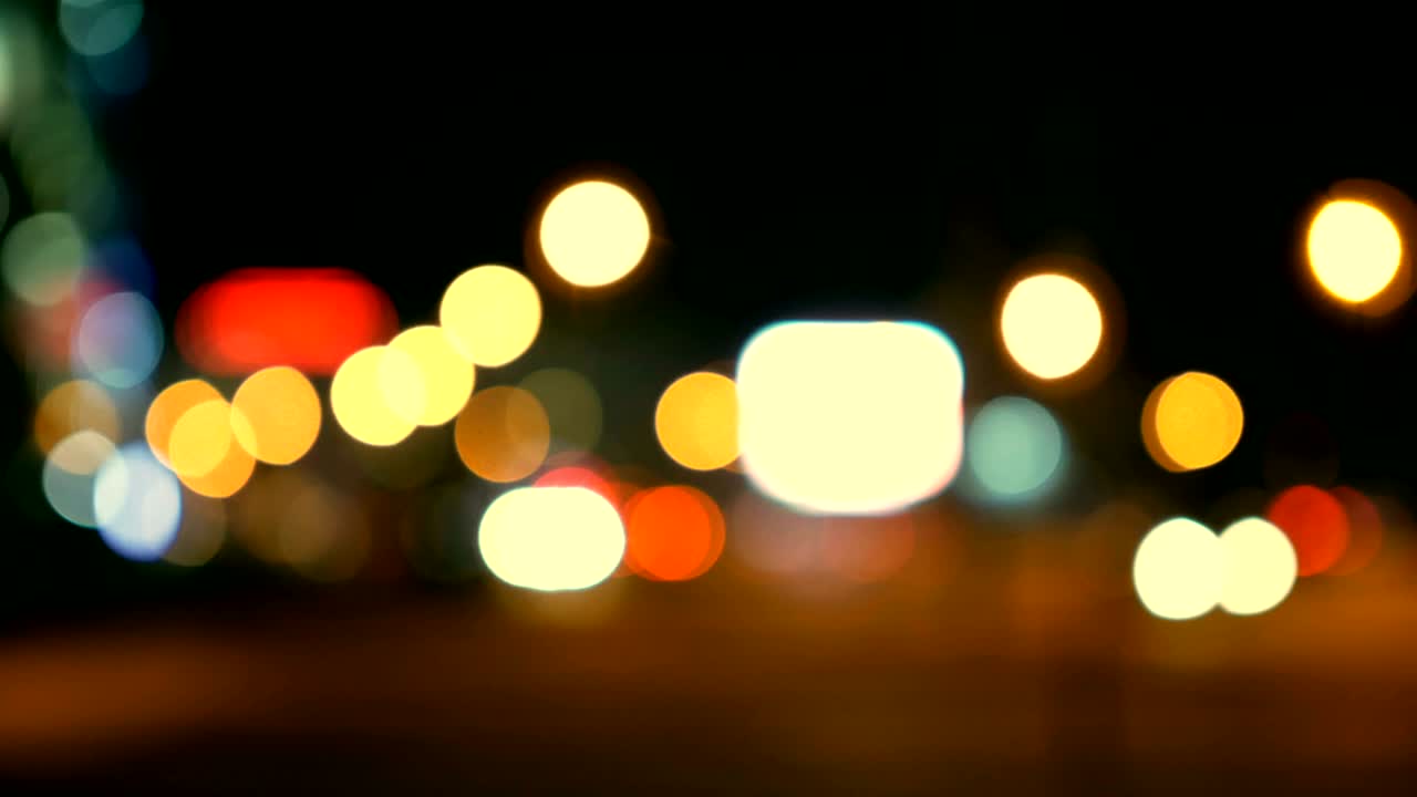 luces desenfocadas calle de los ángeles resumen. fondo borroso de la ciudad. círculos de bokeh en movimiento del tráfico nocturno.