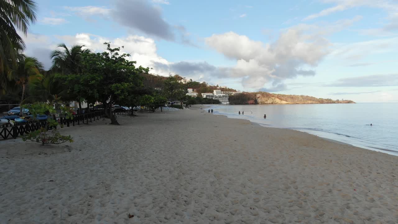 gente caminando en una playa tropical en la isla caribeña de granada