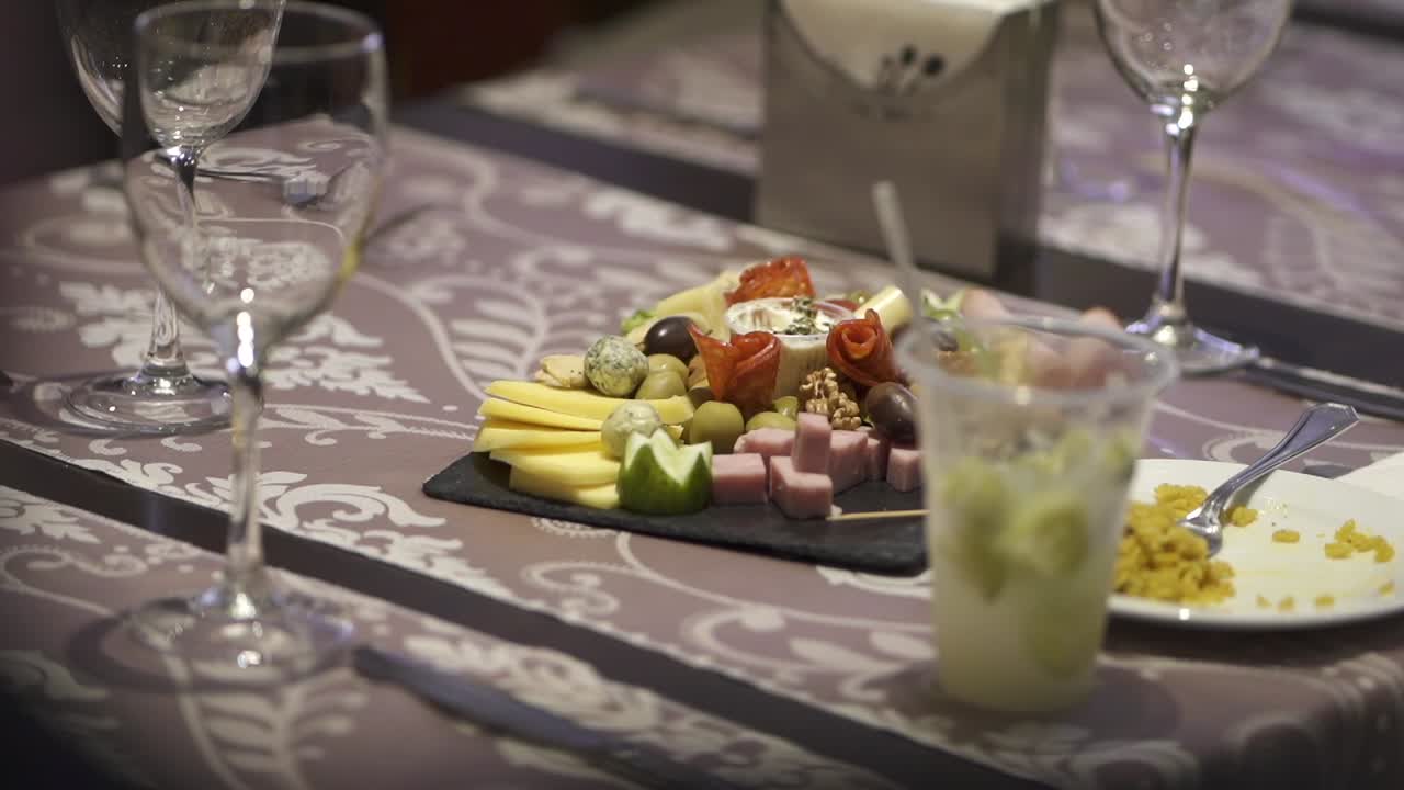 비즈니스 저녁 식사, 결혼식, 또는 어떤 특별한 이벤트에 완벽한 음료를 특징으로하는 우아한 charcuterie 접시