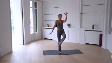 mujer flexible practicando yoga en casa