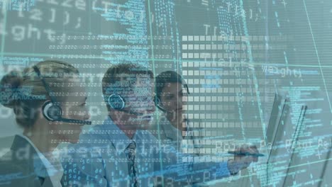 animazione di codifica binaria, elaborazione dei dati su uomini d'affari che usano cuffie per telefono.