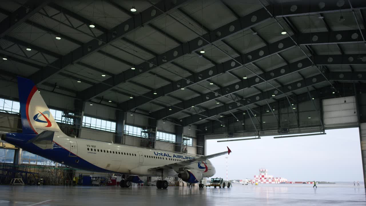 mantenimiento de aviones en el hangar