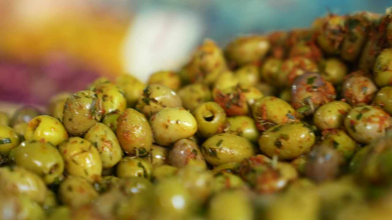 마라케시의 지역 거리 바자르에서 판매되는 olea europaea 또는 올리브의 어리