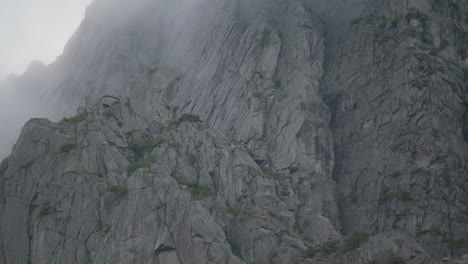 Primer-Plano-De-Una-Enorme-Pared-De-Granito-Desde-La-Parte-Inferior-Hasta-La-Parte-Superior-En-Un-Día-Nublado