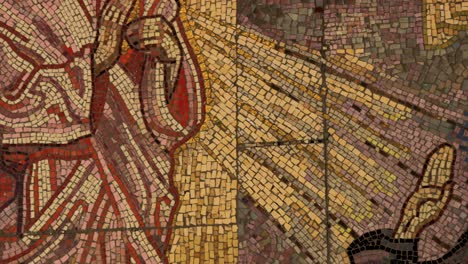 Un-Hermoso-Mosaico-Con-Figuras-De-Santos-En-Una-Iglesia-En-Europa-Central,-Capturado-En-Resolución-4k