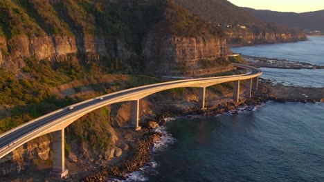 Puentes-De-Carretera-De-Curvatura-Con-Automóviles-Que-Viajan-En-El-Puente-Del-Acantilado-Marino-En-Clifton,-Australia