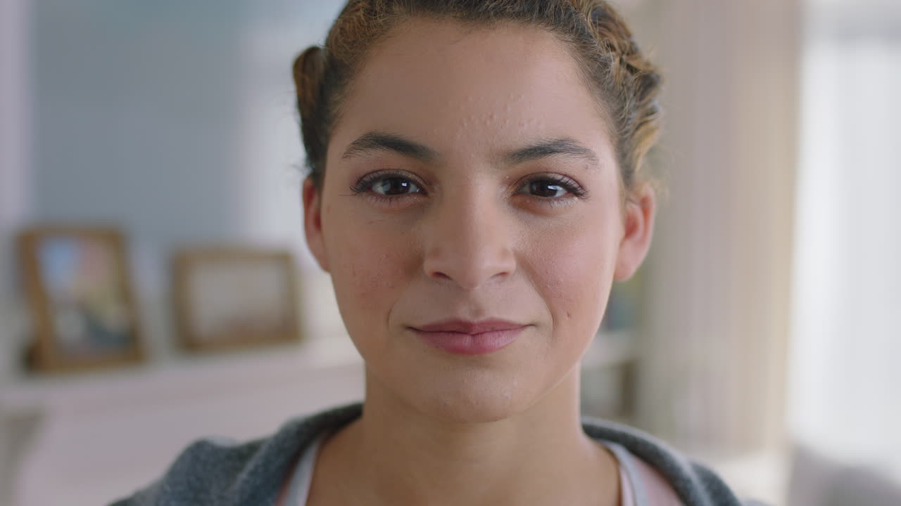 retrato hermosa adolescente de raza mixta sonriendo con un aspecto confiado adolescente en casa adolescente concepto de autoimagen 4k