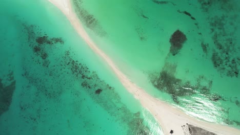 Türkisfarbenes-Wasser-Mit-Einer-Schmalen-Sandbank,-Luftaufnahme-Des-Zenit,-Cayo-De-Agua