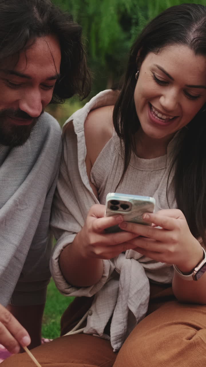 una pareja disfrutando de un picnic en el parque