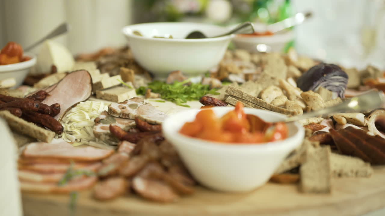 결혼식에서 고기로 가득 찬 테이블