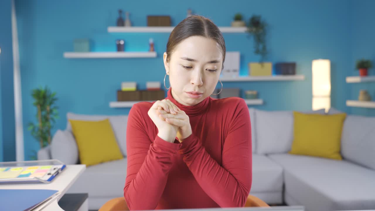 젊은 아시아 여성은 직장에서 생각하기 때문에 스트레스를 받습니다.