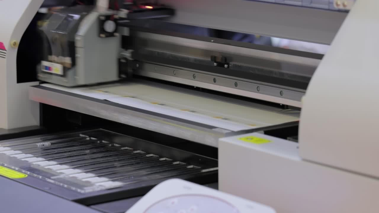 현대의 디지털 대형 자외선 프린터. 인쇄 생산 기술. 자외선 핀은 자외선 치료 가능한 잉크에 낮은 강도 자외선 복용량을 적용하는 과정입니다.