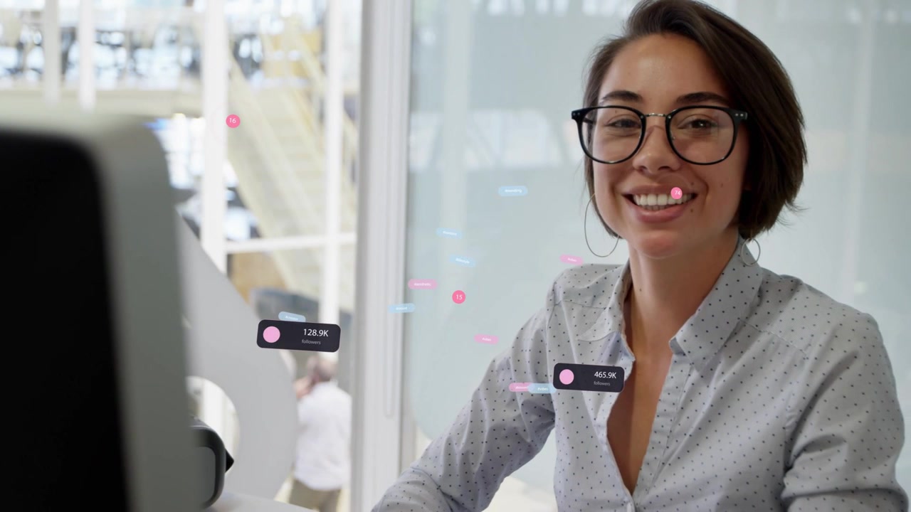 Donna che segue nodi di dati e numeri rosa fluttuanti da un monitor, sorridendo, controllando i KPI aziendali