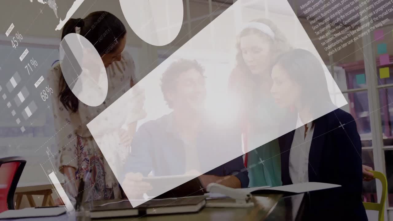 animación de infografía de color blanco sobre diversos compañeros de trabajo que comparten ideas en una tableta digital