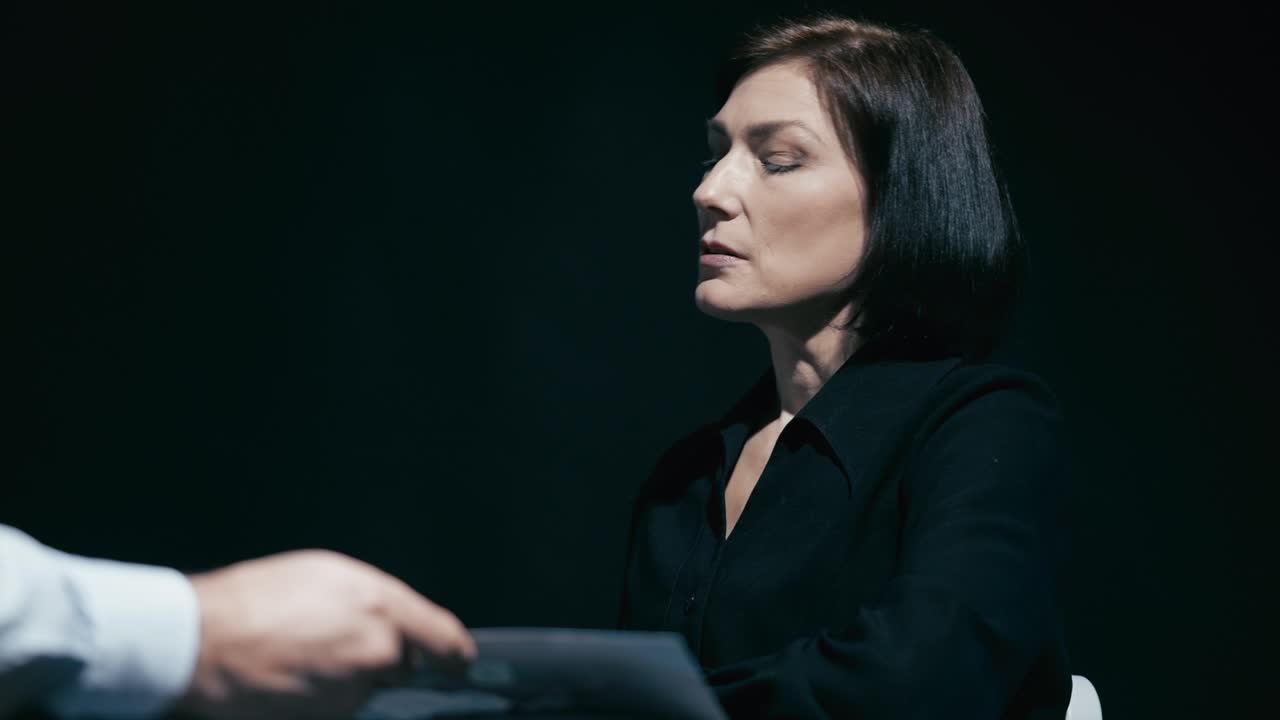 la policía interrogando a una mujer arrogante, mostrando fotos de pruebas al sospechoso del crimen