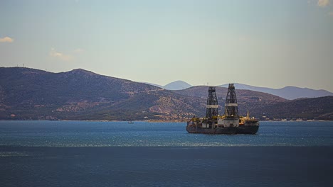 Lapso-De-Tiempo-De-Un-Buque-De-Perforación-En-Alta-Mar,-Día-Soleado-De-Verano-En-La-Costa-De-Grecia