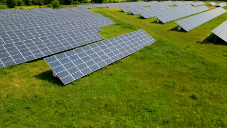 Perfekter-Sonniger-Tag-Auf-Der-Solarpanelfarm,-Grünes-Konzept-Für-Erneuerbare-Energien,-Antenne