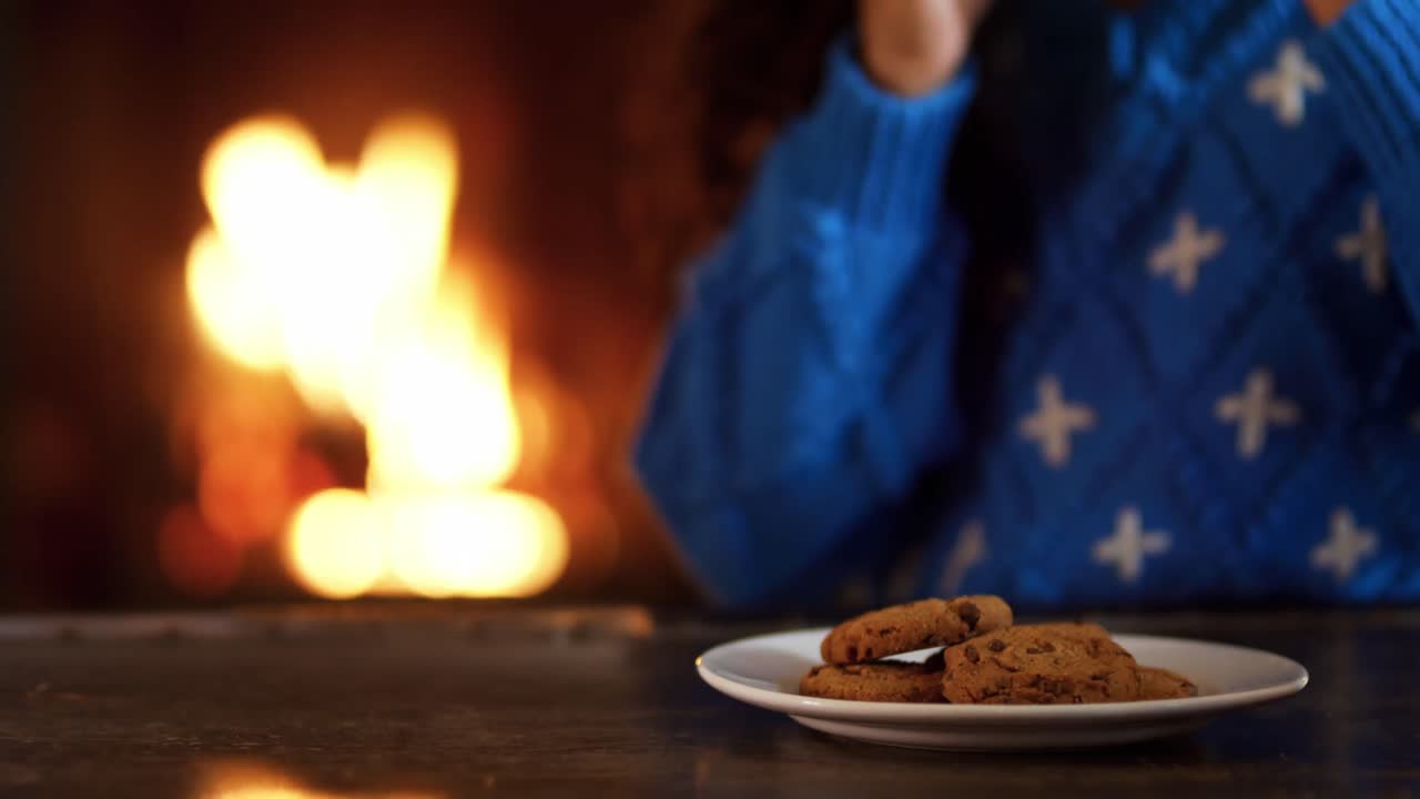 크리스마스 시간 에 집 에 있는 어린 소녀