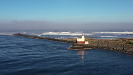 Coquille-River-Leuchtturm-In-Bandon,-Oregon,-Usa