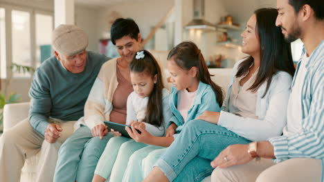 relajarse, tableta y streaming con la gran familia
