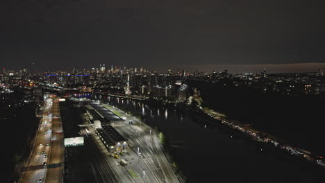 nueva york aerial v268 drone flyover metro north railroad highbridge yard a lo largo del río harlem capturando el paisaje urbano nocturno de washington heights en el alto manhattan - filmado con inspire 3 8k - septiembre 2023