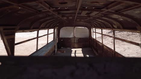 mirando dentro de un autobús abandonado en el desierto de atacama, américa del sur, chile