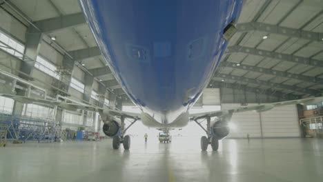 mantenimiento de aviones en el hangar