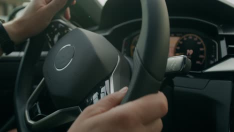 persona que conduce un automóvil