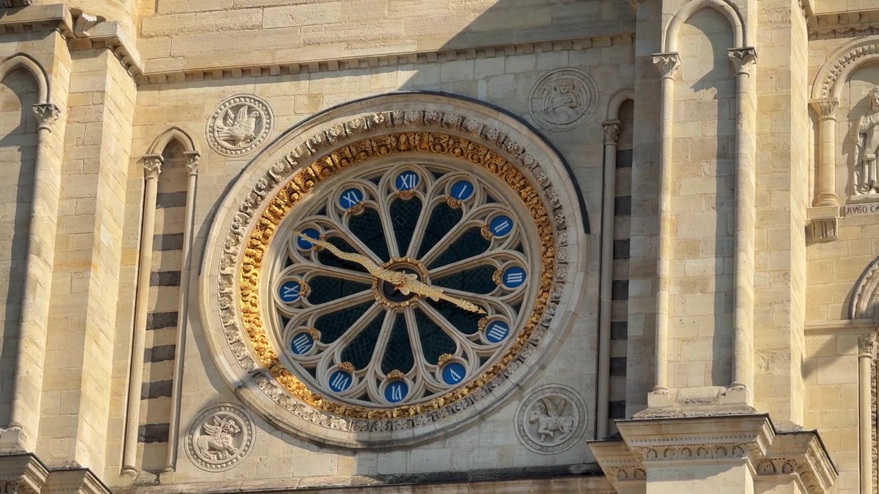 Reloj del siglo XIX en la fachada oeste de la Basílica de Saint-Denis en París, Francia.