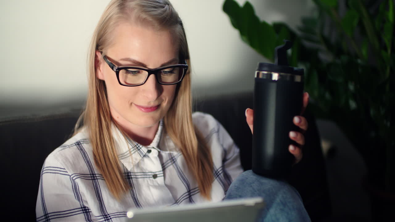 kvindelig iværksætter, der nyder at være på kontoret